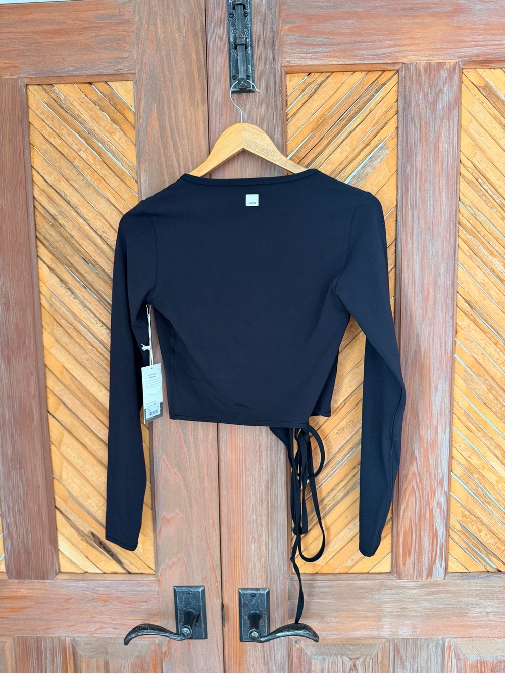 Vuori AllTheForm™ Wrap Top - Black - Picture 5 of 7